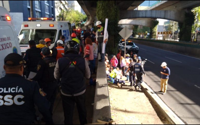 En redes sociales circulan videos y fotos del accidente que generó una gran movilización y también tráfico. TWITTER/@SGIRPC_CDMX