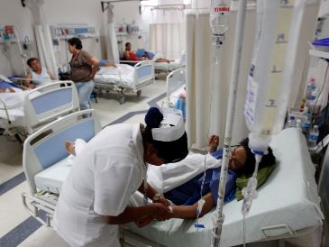 Tras el repunte de contagios de COVID-19 en Perú, el Ministerio de Salud reporta que la mayoría de personas hospitalizadas no cuenta con las vacunas para prevenir el contagio. EL INFORMADOR/ARCHIVO