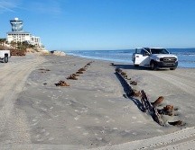 No hay planes para retirar el barco, no sólo porque el costo ascendería probablemente a millones de dólares, sino porque está protegido donde está, encajado en la arena húmeda. EFE/Volusia Beach Safety