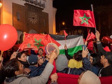 Las calles de Rabat, capital de Marruecos, se llenaron de banderas y porras. EFE/J. Morchidi