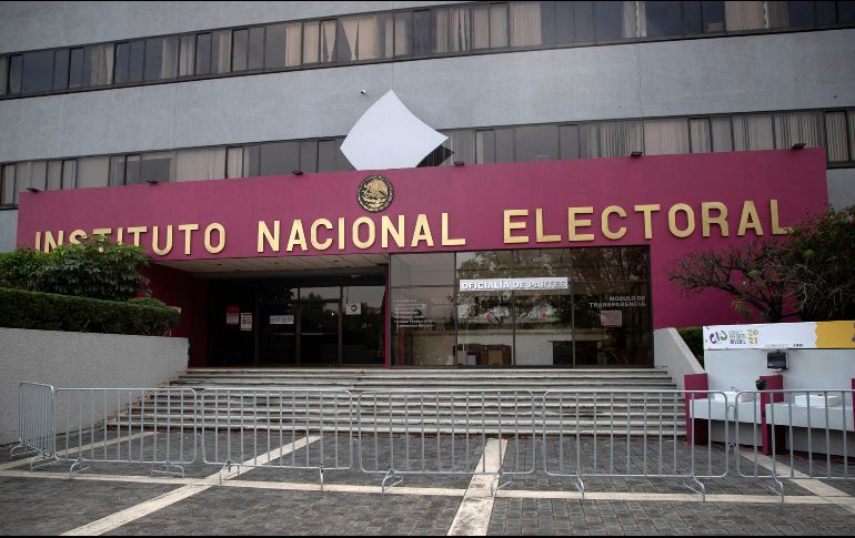 El Presidente López Obrador criticó que se rechazó la reforma constitucional enviada por su gobierno porque los partidos del bloque conservador no quiere que los ciudadanos elijan a los consejeros y magistrados electorales. EFE