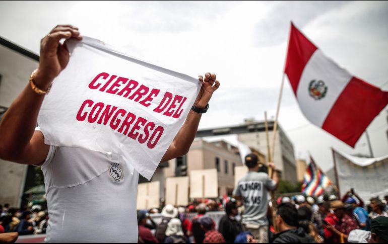 Manifestantes, simpatizantes del presidente Pedro Castillo, celebran la noticia del cierre del Congreso en Lima. EFE / A. Mejía