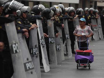 Policías prestan guardia en los alrededores del Congreso peruano, en medio de la crisis política que vive el país andino. EFE / P. Aguilar
