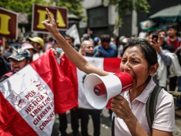 Manifestantes y simpatizantes del Pedro Castillo salen a las calles para mostrar su apoyo el destituido presidente peruano. EFE / A. Mejía