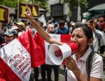 Manifestantes y simpatizantes del Pedro Castillo salen a las calles para mostrar su apoyo el destituido presidente peruano. EFE / A. Mejía