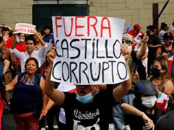Manifestantes protestando contra Castillo este miércoles en Perú. REUTERS