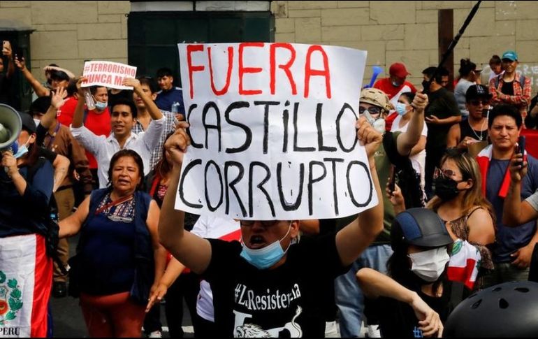 Manifestantes protestando contra Castillo este miércoles en Perú. REUTERS
