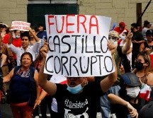 Manifestantes protestando contra Castillo este miércoles en Perú. REUTERS