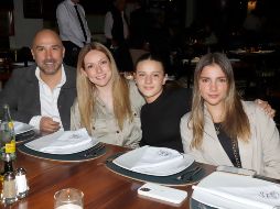 Luis Gerardo García, Mariana Alba, Paulina y María José García. GENTE BIEN JALISCO/Claudio Jimeno
