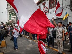 Manifestantes permanecen a las afueras de la Prefectura donde se encuentra el presidente Pedro Castillo hoy, en Lima. EFE/A. Mejía