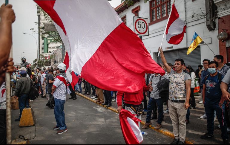 Manifestantes permanecen a las afueras de la Prefectura donde se encuentra el presidente Pedro Castillo hoy, en Lima. EFE/A. Mejía