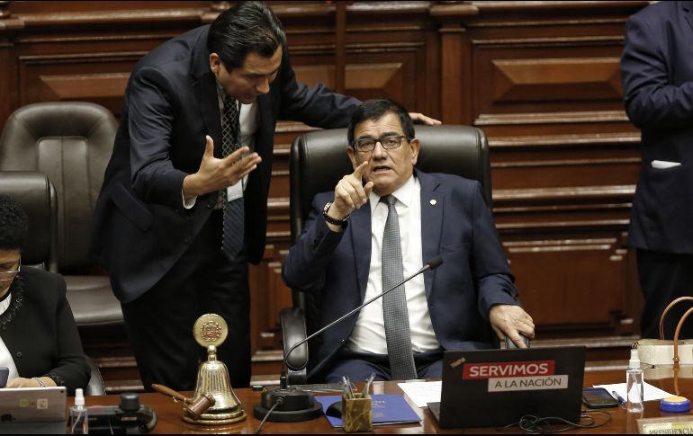 El presidente del Congreso, José Daniel Williams, permanece al interior del Congreso luego del anuncio del presidente de Perú, Pedro Castillo, de la disolución del Parlamento. EFE