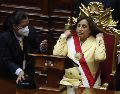 La abogada Dina Boluarte toma juramento como nueva presidenta del Perú hoy, en la sede del Congreso en Lima. EFE/P. Aguilar