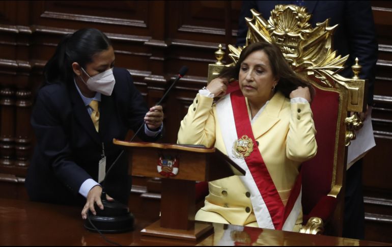 La abogada Dina Boluarte toma juramento como nueva presidenta del Perú hoy, en la sede del Congreso en Lima. EFE/P. Aguilar
