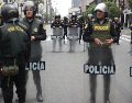 Policías prestan guardia en los alrededores del Palacio Presidencial peruano hoy, en Lima. EFE/P. Aguilar
