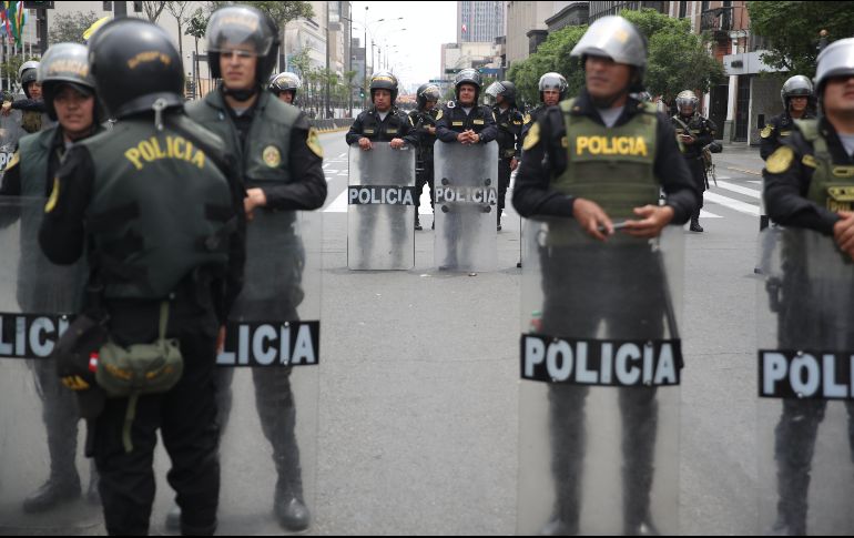 Policías prestan guardia en los alrededores del Palacio Presidencial peruano hoy, en Lima. EFE/P. Aguilar