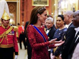 Catalina, princesa de Gales, llevó el pelo suelto lacio, los aretes Queen's Diamond Frame, el distintivo de la Orden de la familia real con la imagen de la reina Isabel II y la banda azul de la Orden Real Victoriana. AP / ARCHIVO