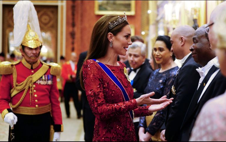 Catalina, princesa de Gales, llevó el pelo suelto lacio, los aretes Queen's Diamond Frame, el distintivo de la Orden de la familia real con la imagen de la reina Isabel II y la banda azul de la Orden Real Victoriana. AP / ARCHIVO