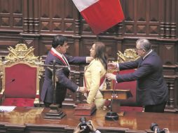 Momento en que le colocan la banda presidencial, tras jurar ante el Congreso de Perú. EFE