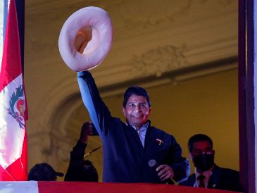 El Presidente López Obrador advirtió que la lección de Perú es que Pedro Castillo (foto) sufrió un "golpe blando". AFP / ARCHIVO