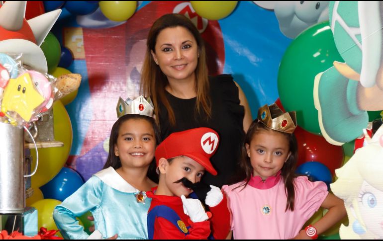 Sofía, Javier y Diana Ornelas Guerrero con su mamá Lizbeth Guerrero. GENTE BIEN JALISCO/ Claudio Jimeno