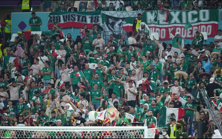 Además de reunir a quienes esperan emocionados los partidos, organizar una quiniela también favorece a que todos socialicen con el pretexto del futbol. IMAGO7