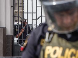 Policías vigilan la Prefectura donde se encuentra el presidente Pedro Castillo hoy, en Lima. EFE/A. Mejía