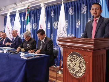 Alfredo Ruiz López (d) habla durante el informe “México, Monitoreo de Plantíos Ilícitos de Amapola 2019-2020” este jueves en la Ciudad de México. EFE/I. Esquivel
