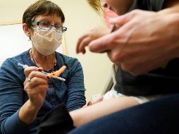Una enfermeda aplica una vacuna anticovid a un niño en un centro de salud de Seattle. AP/ARCHIVO