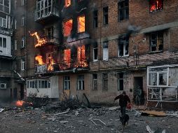 Varios misiles rusos fueron derribados por las fuerzas de defensa aérea, pero uno de los cohetes impactó en una casa particular. AP/LIBKOS
