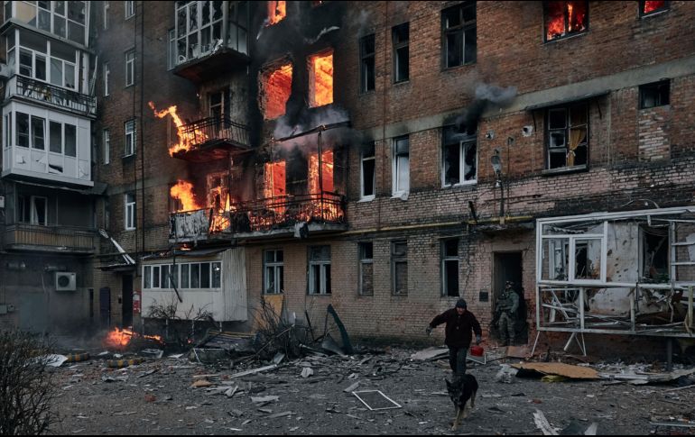 Varios misiles rusos fueron derribados por las fuerzas de defensa aérea, pero uno de los cohetes impactó en una casa particular. AP/LIBKOS