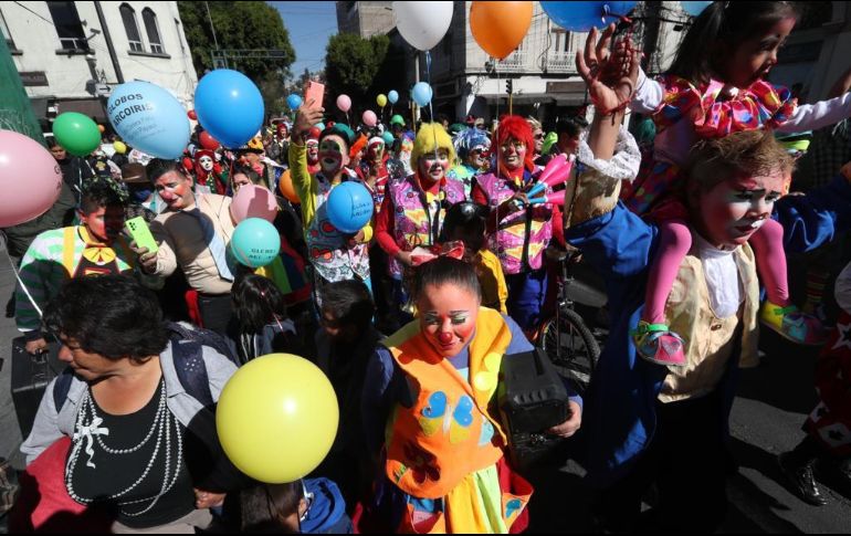 Cientos de payasos se congregaron en Toluca para celebrar el Día del Payaso. SUN/ARCHIVO