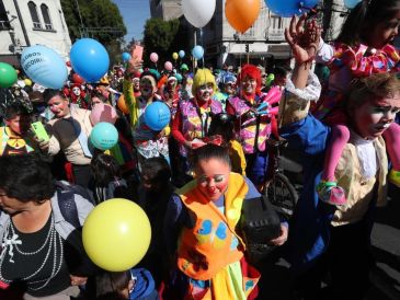 Cientos de payasos se congregaron en Toluca para celebrar el Día del Payaso. SUN/ARCHIVO