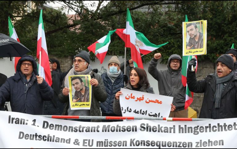 Irán ejecutó a un hombre acusado de haber apuñalado a un paramilitar y de haber bloqueado la circulación en una avenida de Teherán, lo que desató nuevas protestas. AP/J. Carstensen