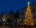 Si bien, el origen y significado del árbol navideño varía en cada parte del mundo, lo cierto es que une a las familias y genera ilusión en los niños. AP/D. Stinellis