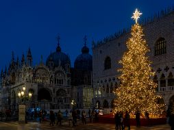 Si bien, el origen y significado del árbol navideño varía en cada parte del mundo, lo cierto es que une a las familias y genera ilusión en los niños. AP/D. Stinellis