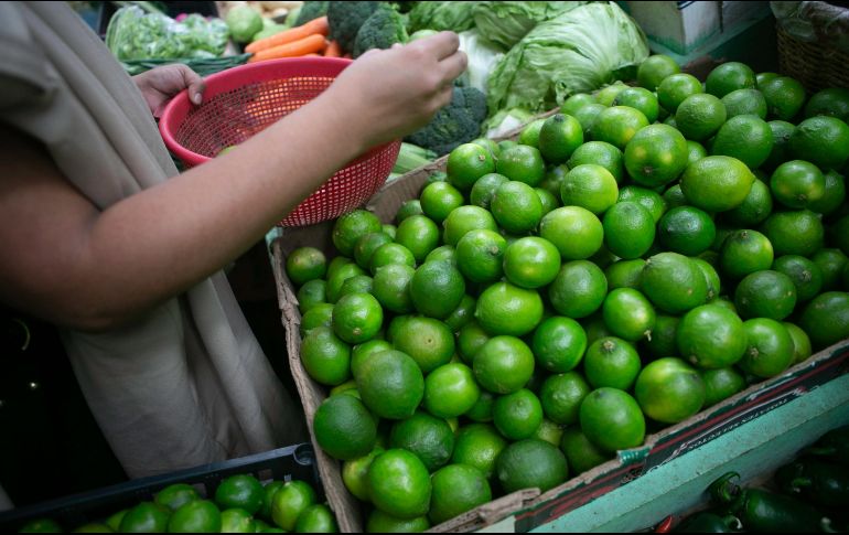 El limón con sal no es dañino. Sin embargo, los principales riesgos de consumirlo en cantidades excesivas radican en la aparición de gastritis, reflujo y úlceras estomacales. EL INFORMADOR/ARCHIVO