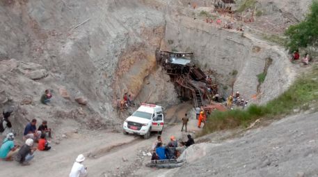 Diez mineros murieron tras una explosión en una mina ubicada en la provincia indonesia de Sumatra Occidental; cuatro más fueron rescatados. AP/ D. Zianisa