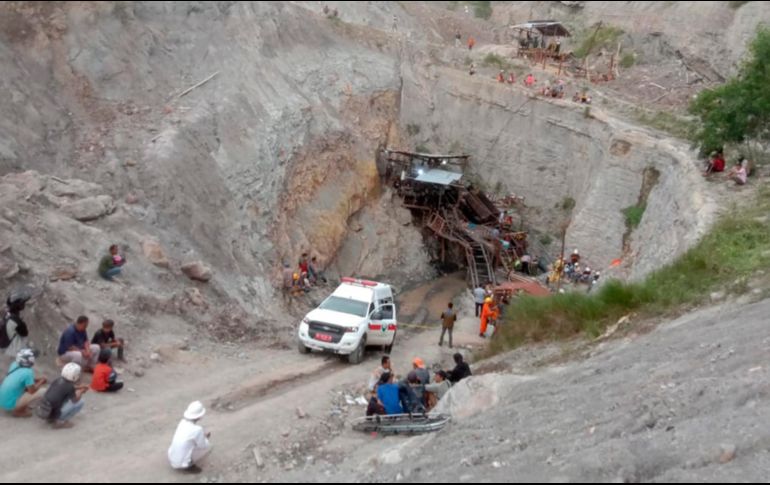 Diez mineros murieron tras una explosión en una mina ubicada en la provincia indonesia de Sumatra Occidental; cuatro más fueron rescatados. AP/ D. Zianisa
