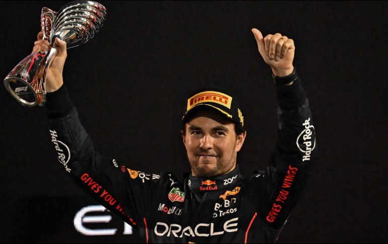 Checo Pérez recibirá su trofeo al haber logrado terminar en la tercera posición en el campeonato de pilotos de F1. AFP / ARCHIVO