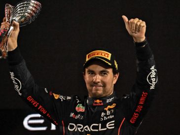 Checo Pérez recibirá su trofeo al haber logrado terminar en la tercera posición en el campeonato de pilotos de F1. AFP / ARCHIVO