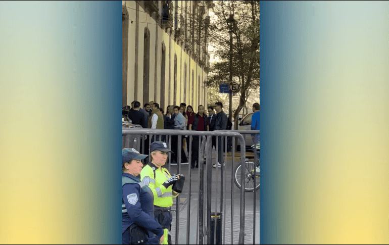 El gobernador se detuvo un momento, sonrió y envío un beso a los inconformes, luego un saludo. ESPECIAL