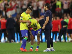Neymar es consolado por su compañero de selección, Thiago Silva, tras ser eliminados por Croacia en Qatar 2022. AFP / A. Dennis
