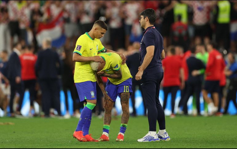Neymar es consolado por su compañero de selección, Thiago Silva, tras ser eliminados por Croacia en Qatar 2022. AFP / A. Dennis