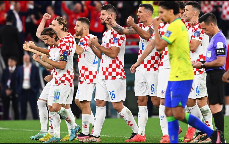 Luka Modric y sus compañeros de la selección de Croacia celebran su pase a semifinales en Qatar 2022. EFE / G. Licovski