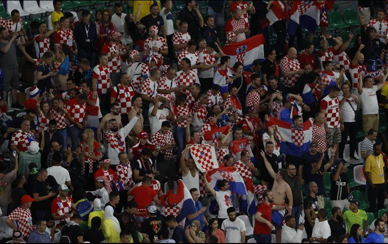 Aficionados croatas festejan a las afueras del estadio Education City de Doha, tras la victoria de su equipo nacional. EFE / R. dela Pena