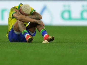 Tras ser eliminado, Neymar rompió en llanto en el medio campo por lo que tuvo que ser consolado por Dani Alves y parte del cuerpo técnico. Xinhua/X. Yijiu