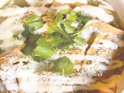 Alrededor de vegetación y un lugar perfecto para una charla, prueba los chilaquiles mirasol (en la foto) que ofrece Ahuehuete. ESPECIAL