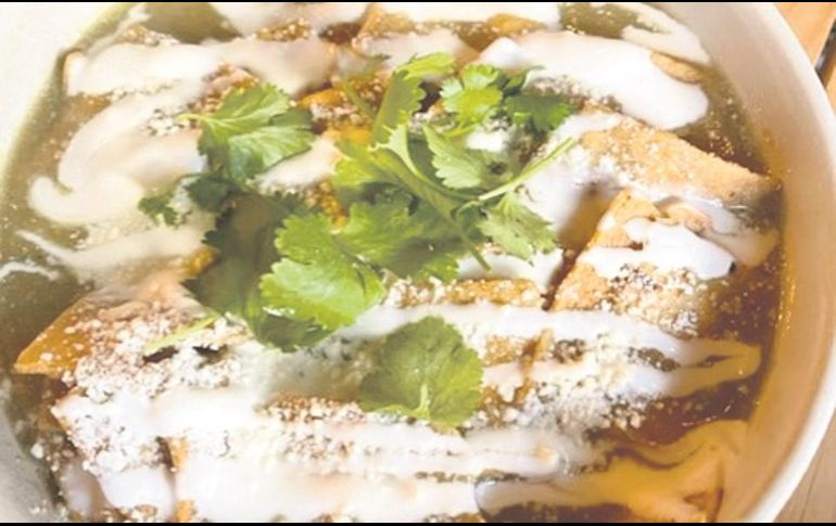 Alrededor de vegetación y un lugar perfecto para una charla, prueba los chilaquiles mirasol (en la foto) que ofrece Ahuehuete. ESPECIAL