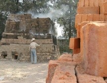 Plantean que se busque aplicar una tecnología que permita realizar el proceso de quema de ladrillo con menor impacto ambiental. EL INFORMADOR/ARCHIVO